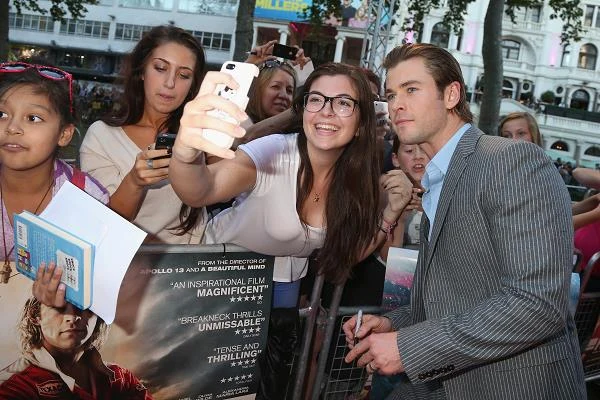 Hemsworth jest najmłodszym zdobywcą tytułu "najseksowniejszego mężczyzny świata" od 2004 roku, kiedy to triumfował również 31-letni Jude Law. Rok temu magazyn wyróżnił Adama Levine'a - fot. Chris Jackson