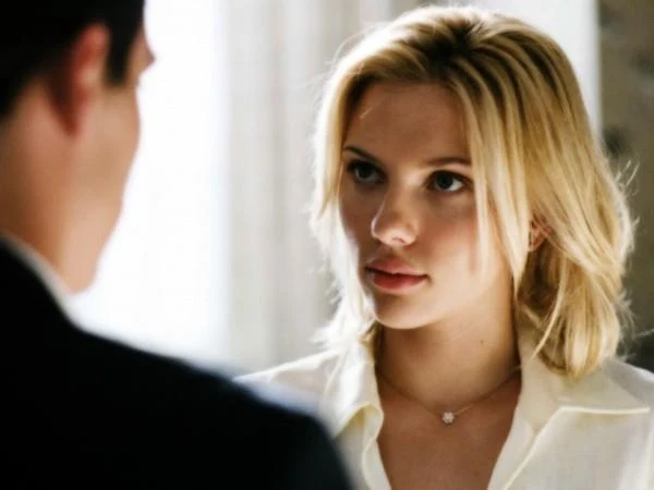 W 2005 roku 21-letnią wówczas aktorką zainteresował się Woody Allen. Ich spotkanie zaowocowało trzema filmami - pierwszym z nich był dramat "Wszystko gra". "Scarlett jest fantastyczna. Czuję się, jakbym wygrał los na loterii. Ona potrafi wszystko. Miała w życiu sporo szczęścia - jest piękna, seksowna, bardzo inteligentna, zabawna, miła, szybko myśli i dobrze się z nią pracuje. Ma też ogromne umiejętności - potrafi być dramatyczna i zabawna, kiedy się chce, żeby taka była" - chwalił aktorkę Allen.