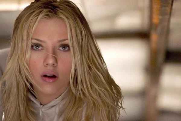 W tym samym roku Johansson wystąpiła również w rozgrywajacym się w świecie przyszłości thrillerze science-fiction Michaela Baya zatytułowanym "Wyspa", w którym partnerowała na ekranie Ewanowi McGregorowi.