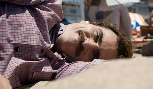 W nagrodzonym Oscarem za najlepszym scenariusz oryginalny filmie "Ona", Scarlett Johansson... w ogóle się nie pojawia - możemy ją tylko usłyszeć. Bohaterem produkcji Spike'a Jonze jest samotny pisarz Theodore Twombly (w tej roli Joaquin Phoenix), który zakupił właśnie nowe oprogramowanie komputerowe. Ku swojemu zaskoczeniu Theodore odkrywa, że zakochał się w swoim systemie operacyjnym (mówiącym właśnie głosem Johansson). Aktorka za tę "rolę" otrzymała nawet nagrodę na festiwalu w Rzymie.