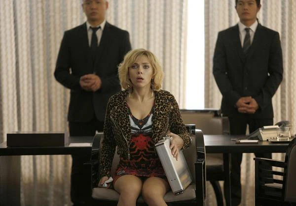 Ostatnia jak dotąd rola Johansson pochodzi z filmu akcji Luca Bessona "Lucy" (2014). Artystka wcieliła się w nim w tytułową bohaterkę, mieszkająca na Tajwanie amerykańską studentkę. Dziewczyna zostaje wplątana w przemyt narkotyków, które w ogromnej ilości dostają się do jej krwiobiegu, przez co zyskuje nadprzyrodzone zdolności... W maju przyszłego roku zobaczymy gwiazdę we wspomnianym filmie "Avengers: Czas Ultrona", a później przyjdzie nam pewnie poczekać na kolejne jej kreacje - w sierpniu Scarlett Johansson urodziła bowiem córeczkę, której ojcem jest Romain Dauriac.