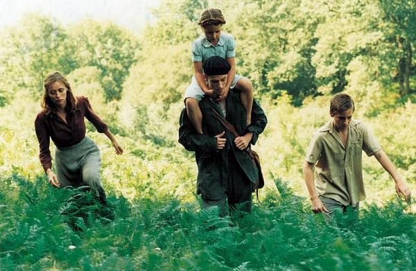 Karierę aktorską rozpoczynał od ról w projektach telewizyjnych i filmach krótkometrażowych, które umożliwiły mu wystąpienie w "Braterstwie wilków", jednym z największych francuskich przebojów kinowych z udziałem Moniki Bellucci i Vincenta Cassela. Przełomem w jego karierze okazała się kreacja w komedii Michela Blanca "Letni zawrót głowy" u boku Charlotte Rampling. Rola ta przyniosła mu pierwszą nominację do Cezara w kategorii "najbardziej obiecujący aktor" oraz nagrodę Lumiere dla najbardziej obiecującego aktora. Rok później wystąpił w głośnym dramacie Andre Techine'a "Zabłąkani" (na zdjęciu), w którym wcielił się w postać kochanka bohaterki odtwarzanej przez Emmanuelle Beart - fot. Capital Pictures
