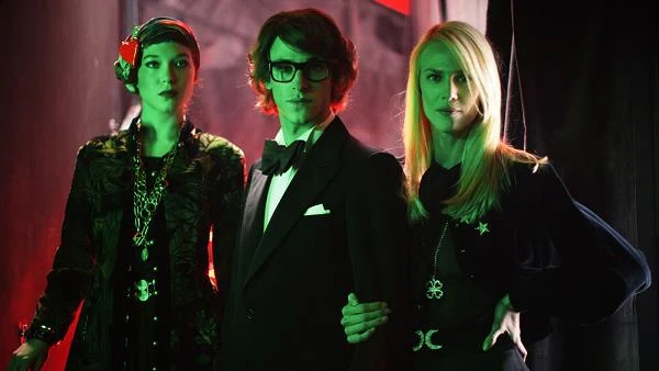 12 grudnia na ekrany polskich kin trafi biograficzny film 'Saint Laurent", w którym w postać słynnego projektanta wcielił się Gaspard Ulliel. "Wciągająca i tocząca się w hipnotycznym tempie produkcja dotyka najmroczniejszych zakamarków biografii bożyszcza świata mody" - czytamy w zapowiedzi dystrybutora obrazu.