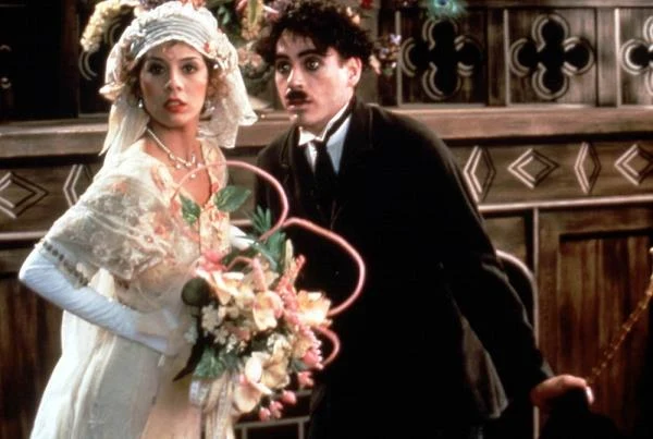 Tuż po oscarowym triumfie za rolę w "Moim kuzynie Vinny", Tomei stanęła na ślubnym kobiercu z... Charliem Chaplinem w biograficznym filmie Richarda Attenborougha. W roli Mabel Normand partnerowała na ekranie gwieździe obrazu i swojemu ówczesnemu chłopakowi - Robertowi Downeyowi Jr.