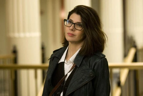 W politycznych "Idach marcowych" (2011) George'a Clooneya Marisa Tomei zagrała Idę Horowicz, przebojową reporterkę z "New York Timesa", która relacjonuje wybory prezydenckie w USA. Dzięki temu mogliśmy dowiedzieć się, jak aktorka wygląda w okularach.