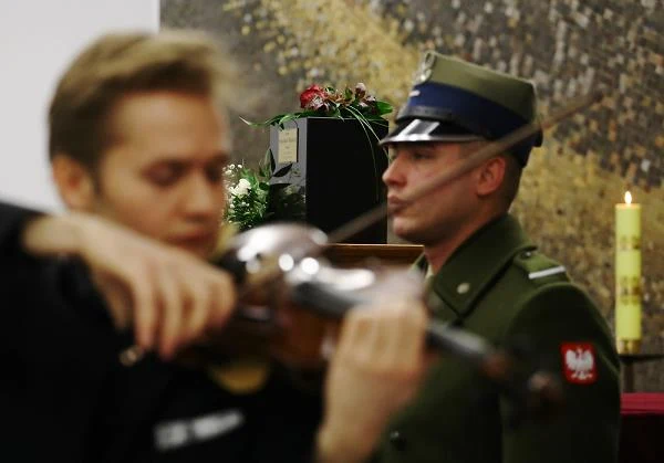 Uroczystość pogrzebowa zaczęła się w domu pogrzebowym na cmentarzu. To tam zgromadziła się rodzina, znajomi, przyjaciele i fani serialowego Hansa Klossa. Uroczystość pogrzebowa zaczęła się w domu pogrzebowym na cmentarzu. To tam zgromadziła się rodzina, znajomi, przyjaciele i fani serialowego Hansa Klossa.