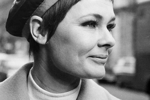 Judi Dench, brytyjska aktorka teatralna, filmowa i telewizyjna, laureatka Oscara (była nominowana do niego siedmiokrotnie), dwóch Złotych Globów (11 nominacji) i 9 nagród BAFTA (27 nominacji!), chyba jedyna gwiazda kina, która pierwszą ważną kinową rolę zagrała po pięćdziesiątce, a zarazem jedna z niewielu artystek wyróżnionych przez krolową tytułem Damy Imperium Brytyjskiego, świętuje 9 grudnia 80 urodziny.