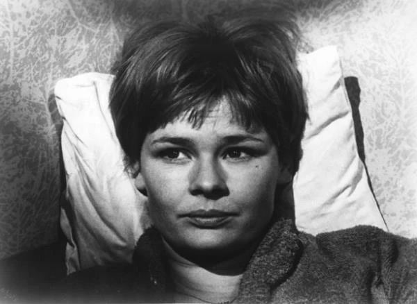 Przez większą część kariery Judi Dench związana była przede wszystkim ze sceną, pracując w National Theatre Company i Royal Shakespeare Company. Nie grywała zbyt wielu kreacji filmowych, nawet pomimo faktu, że już za jedną z pierwszych takich ról - w produkcji "Four in the Morning" z 1965 roku - otrzymała nagrodę BAFTA za najbardziej obiecujący pierwszoplanowy debiut aktorski.