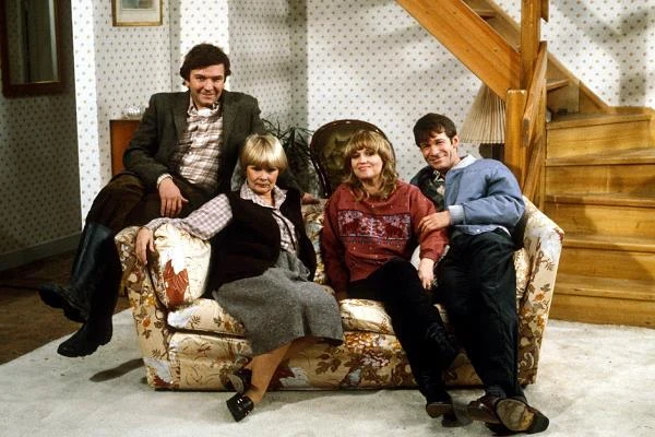 Widzowie znali więc ją przede wszystkim z ról teatralnych, a także za sprawą kręconego w latach 1981-1984 serialu telewizyjnego "A Fine Romance", w którym występowała ze swoim mężem Michaelem Williamsem (zmarł w 2001 roku na raka). W latach 90. Dench znów można było podziwiać w telewizyjnej produkcji - w komediowym "Z biegiem lat".