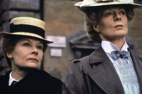 W międzyczasie aktorka zagrała pierwszą naprawdę ważną filmową rolę. W wieku 51 lat oglądaliśmy ją w wyróżnionym trzema Oscarami "Pokoju z widokiem" (1985) Jamesa Ivory'ego, u boku m.in. innej wybitnej brytyjskiej aktorki, Maggie Smith.