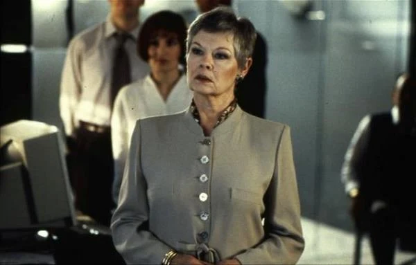 Masową popularność przyniosła Dench kreacja M w serii filmów o Jamesie Bondzie. W 1995 roku, gdy Martin Campbell powierzał jej rolę szefowej 007 w "GoldenEye", wydawało się nieprawdopodobne, że mało znana brytyjska aktorka, o tak niewielkim filmowym dorobku, zyska sympatię widzów z całego świata. Tymczasem artystka była tak przekonująca, że kolejni reżyserzy niewyobrażali sobie swoich filmów o najsłynniejszym agencie jej królewskiej mości bez Dench w obsadzie.