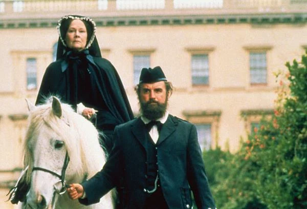 Sukces "GoldenEye" i sława, jaka się z tym wiązała, spowodowały, że Dench coraz częściej zaczęła być obsadzana w filmach kinowych. Zwłaszcza twórcy produkcji kostiumowych starali się wykorzystać jej wieloletni sceniczny dorobek i doświadczenie. W 1997 roku aktorka wcieliła się w pogrążoną w żałobie po śmierci męża królową Wiktorię w obrazie "Jej wysokość Pani Brown" Johna Maddena. Za swoją kreację otrzymała po raz pierwszy w karierze: Złotego Globa i nominację do Oscara.