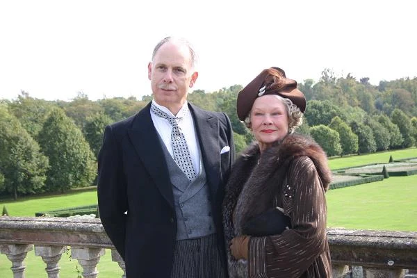 Po raz kolejny gwiazda dowiodła tego w "Pani Henderson" (2005) Stephena Frearsa, opowieści o kobiecie w podeszłym wieku, która po śmierci męża postanawia otworzyć teatr - by zachęcić publiczność do kupowania biletów, pozwala na pojawianie się na scenie w trakcie spektakli nagich modelek.