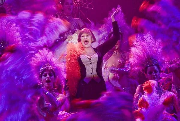 W musicalu "Nine - Dziewięć" (2009) Roba Marshalla Dench udowodniła, że potrafi zawładnąć sceną i nie tylko fenomenalnie grać, ale też śpiewać. Wzorowany na klasycznym "Osiem i pół" Felliniego obraz opowiadał o sławnym reżyserze, który próbuje uporać się z brakiem weny.