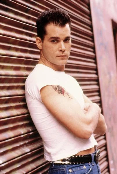 Kinowym debiutem Raya Liotty był występ w kultowym klasyku  "Kobieta samotna" (1983), gdzie aktor pojawił się w głośnej scenie gwałtu na bohaterce Pii Zadory (z wykorzystaniem ogrodowego węża). Przełomem w jego karierze była jednak kreacja byłego więźnia w "Dzikiej namiętności" (1986, na zdjęciu) Jonathana Demme'a, która przyniosła mu nominację do Złotego Globu. Akto miał już wówczas 31 lat - fot. Everett Collection