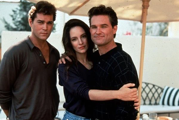 W thrillerze "Obsesja namiętności" (1992) Liotta wcielił się w postać samotnego, psychopatycznego policjanta, z którym zaprzyjaźnia się parą graną przez Kurta Russella i Madeleine Stowe. Aktor otrzymał nominację do Nagród MTV w kategorii "najlepszy czarny charakter".