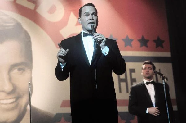 Próbą zmierzenia się z całkowicie odmiennym repertuarem była kreacja Franka Sinatry w telewizyjnym filmie 'The Rat Pack" (1998), opowiadającym historię tytułowej grupy wokalnej. Rola ta zaowocowała nominacją do nagrody Gildii Aktorów Ekranowych - fot. Hulton Archive