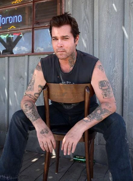 W 2007 roku Liotta zagrał przywódcę motocyklowego gangu Del Fuegos w filmie "Gang dzikich wieprzy". "Gdy zastanawialiśmy się, kto powinien zagrać Jacka, lidera gangu Del Fuego, dużo myślałem o 'Dzikim' z Marlonem Brando. Doszliśmy do wniosku, że postać Jacka musi być zagrana absolutnie serio, co stworzy pożądany kontrast. Dla Jacka motocykle to nie zabawa, to sposób na życie. Ray Liotta był kimś, kogo nam było trzeba" - wspominał reżyser Walt Becker. Był tylko jeden problem: Liotta nigdy nie jeździł na motocyklu. "Widocznie nastał czas, by się tego nauczyć" - żartował aktor.