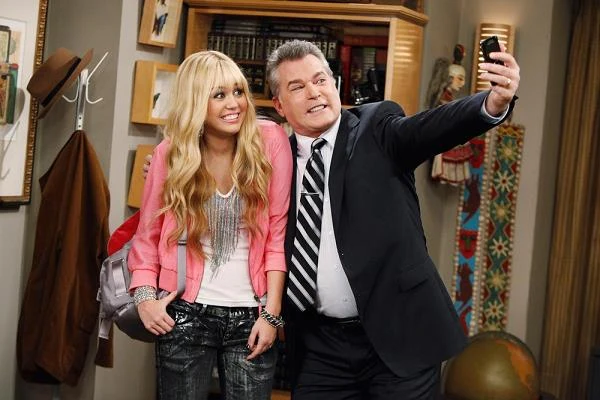 Słitfocia z Miley Curys? Na długo zanim gwiazdka Disneya została czołową skandaliastką muzycznej sceny pop, Liotta pojawił się u boku idolki nastolatek w młodzieżowym serialu "Hannah Montana" - fot. Everett Collection