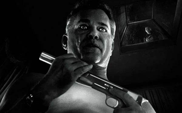 W mijającym roku Liottę oglądaliśmy ze spluwą w ręku w niewielkiej roli w "Sin City: Damulce wartej grzechu" Roberta Rodrigueza. Na polską premierę czeka najnowsza produkcja z udziałem gwiazdora - a jakże! - kryminalny thriller "Kill the Messenger".