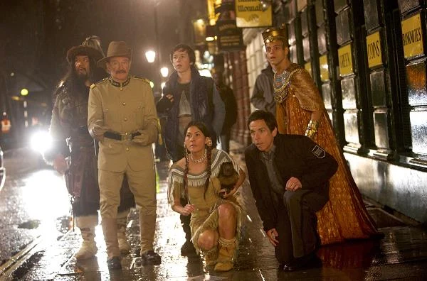 Patrick Gallagher, Robin Williams, Skyler Gisondo, Mizuo Peck, Ben Stiller i Rami Malek w scenie z filmu "Noc w muzeum: Tajemnica grobowca"