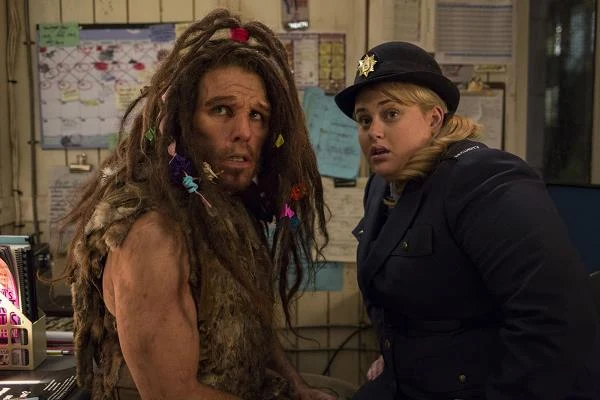 Ben Stiller i Rebel Wilson w scenie z filmu "Noc w muzeum: Tajemnica grobowca"