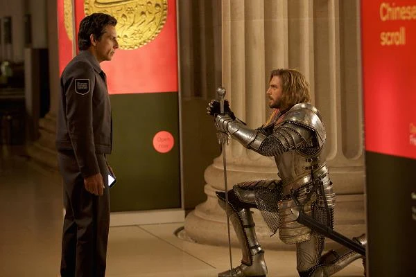 Ben Stiller i Dan Stevens w scenie z filmu "Noc w muzeum: Tajemnica grobowca"