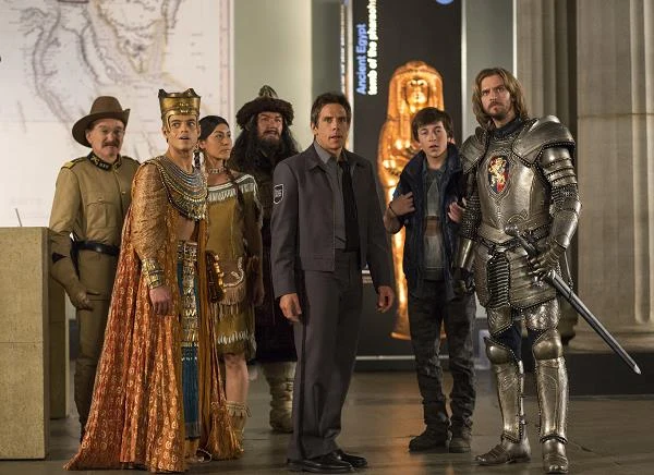 Robin Williams, Rami Malek, Mizuo Peck, Patrick Gallagher, Ben Stiller, Skyler Gisondo i Dan Stevens w scenie z filmu "Noc w muzeum: Tajemnica grobowca"