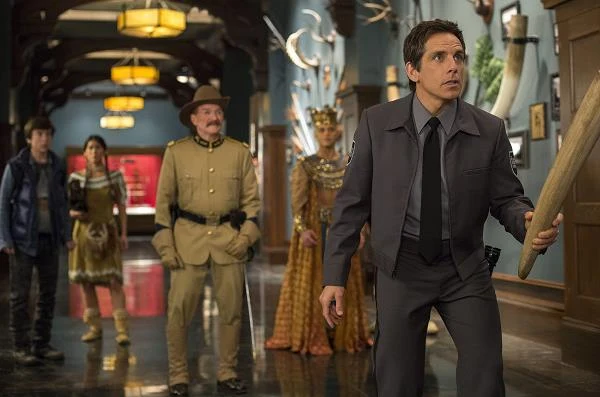 Skyler Gisondo, Mizuo Peck, Robin Williams, Rami Malek i Ben Stiller w scenie z filmu "Noc w muzeum: Tajemnica grobowca"