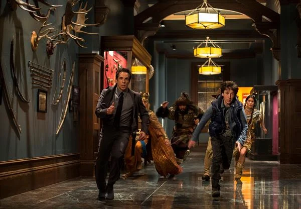 Ben Stiller, Rami Malek, Patrick Gallagher, Skyler Gisondo i Mizuo Peck w scenie z filmu "Noc w muzeum: Tajemnica grobowca"