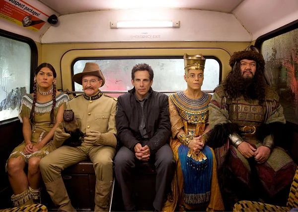 Mizuo Peck, Robin Williams, Ben Stiller, Rami Malek i Patrick Gallagher w scenie z filmu "Noc w muzeum: Tajemnica grobowca"