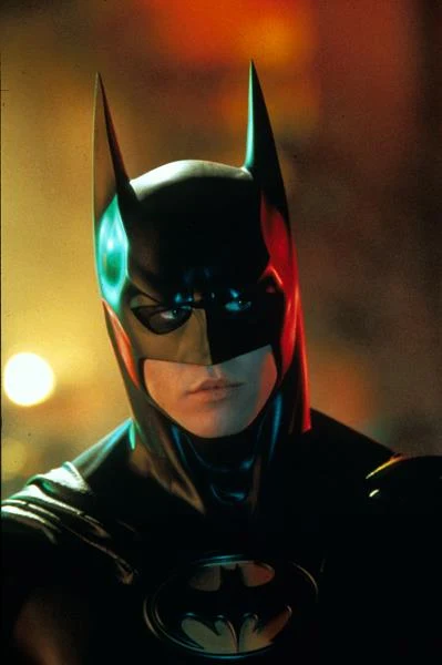 Ogromną popularność przyniosła aktorowi postać Batmana, w którego wcielił się w filmie "Batman Forever" (1995) Joela Schumachera. Innymi gwiazdami produkcji byli: Nicole Kidman, Jim Carrey, Tommy Lee Jones, Drew Barrymore oraz Chris O'Donnell. I choć obraz nie zdobył zbyt wielu dobrych recenzji, to Kilmer i tak był na ustach wszystkich.