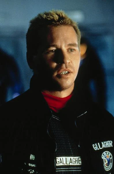 Niepowodzeniem okazała się też wysokobudżetowa produkcja z gatunku science-fiction "Czerwona planeta" (2000), w której wcielił się w astronautę wysłanego na Marsa w większej grupie (m.in. Carrie-Anne Moss, Tom Sizemore, Benjamin Bratt, Simon Baker) w celu kolonizacji planety.