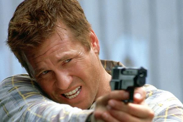 Z perspektywu czasu można z całą pewnoscią stwierdzić, że druga połowa lat 80. i pierwsza połowa lat 90. okazała się najlepszym okresem w karierze Vala Kilmera. Po roku 2000 ciekawych ról dla niego było jak na lekarstwo, przez co aktor zaczął przyjmować propozycje udziału w coraz mniej perspektywicznych projektach. Z każdym kolejnym rokiem rosła też masa jego ciała, w efekcie pewnych kreacji nie można już mu było powierzać. Jednym z wyjątków od tej reguły był sensacyjny "Spartan" (2004) Davida Mameta.