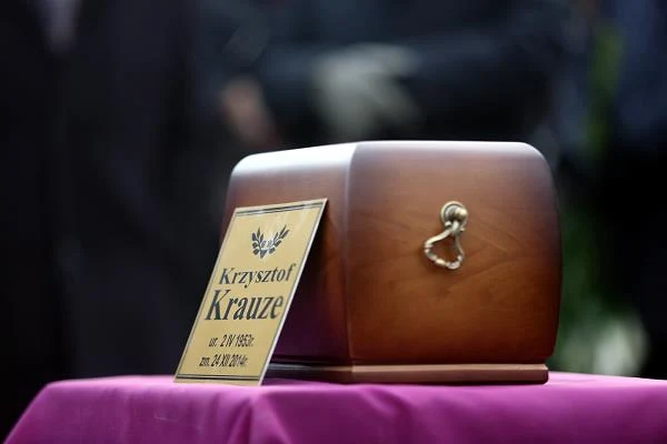 "Żegnamy twórcę wyjątkowego i szczególnie wielu nam, Polakom, bliskiego. Jednego z tych, których dzieła najcelniej nawiązywały do naszych wspólnych doświadczeń ostatnich dekad" - napisał Komorowski w liście do uczestników uroczystości pogrzebowych. List odczytał minister w kancelarii prezydenta Maciej Klimczak.