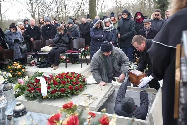 Krauze był twórcą takich filmów jak "Dług", "Mój Nikifor", "Papusza", "Plac Zbawiciela", wielokrotnie nagradzanych na festiwalach w Polsce i na świecie.