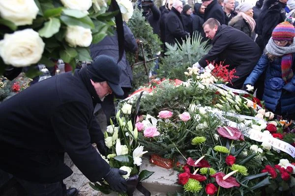 "Kręcę filmy rzadko, traktuję ten zawód z wielką powagą. Kiedy już wiążę się z jakimś projektem, to cały świat przeżywam poprzez ten film" - mówił artysta w wywiadzie dla miesięcznika "Kino".