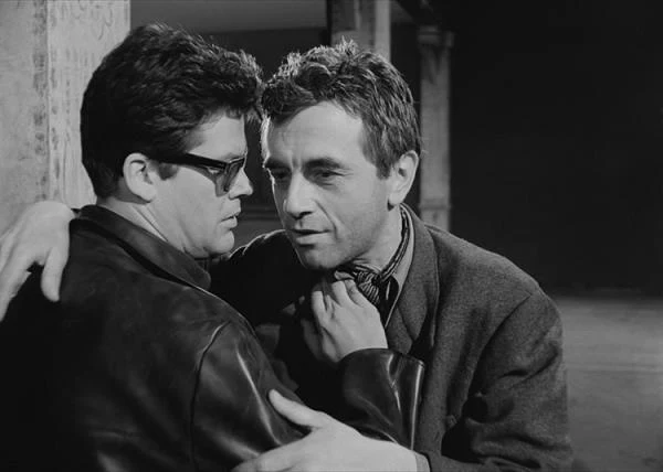 <b>"Salto" (1965)</b> - na zdjęciu Zbigniew Cybulski i Andrzej Łapicki</br>Akcja filmu rozgrywa się w prowincjonalnym mieście, miejscu z pogranicza jawy i snu. Pewnego dnia pojawia się tam tajemniczy człowiek, Kowalski-Malinowski (w tej roli Zbigniew Cybulski). Przybysz podaje miejscowym różne wersje własnej biografii. Raz mówi, że walczył na wojnie, innym razem - że ukrywa się i że grozi mu niebezpieczeństwo. Legenda mężczyzny burzy senne życie miasteczka. Mieszkańcy miasta ucieleśniają różne polskie stereotypy: np. niestrudzonego, wiernego przysiędze wojaka czy też - wieszcza. Wszystkich cechuje podatność na górnolotne frazesy i romantyczne "zaklęcia". Kowalski-Malinowski obejmuje "rząd dusz" nad mieszkańcami. Wkrótce okazuje się jednak, że przybysz to w istocie mitoman i "fałszywy prorok". W jednej ze słynnych scen wieńczących film bohaterowie tańczą wspólny taniec - tytułowe Salto. <b>"Salto" (1965)</b> - na zdjęciu Zbigniew Cybulski i Andrzej Łapicki</br>Akcja filmu rozgrywa się w prowincjonalnym mieście, miejscu z pogranicza jawy i snu. Pewnego dnia pojawia się tam tajemniczy człowiek, Kowalski-Malinowski (w tej roli Zbigniew Cybulski). Przybysz podaje miejscowym różne wersje własnej biografii. Raz mówi, że walczył na wojnie, innym razem - że ukrywa się i że grozi mu niebezpieczeństwo. Legenda mężczyzny burzy senne życie miasteczka. Mieszkańcy miasta ucieleśniają różne polskie stereotypy: np. niestrudzonego, wiernego przysiędze wojaka czy też - wieszcza. Wszystkich cechuje podatność na górnolotne frazesy i romantyczne "zaklęcia". Kowalski-Malinowski obejmuje "rząd dusz" nad mieszkańcami. Wkrótce okazuje się jednak, że przybysz to w istocie mitoman i "fałszywy prorok". W jednej ze słynnych scen wieńczących film bohaterowie tańczą wspólny taniec - tytułowe Salto.