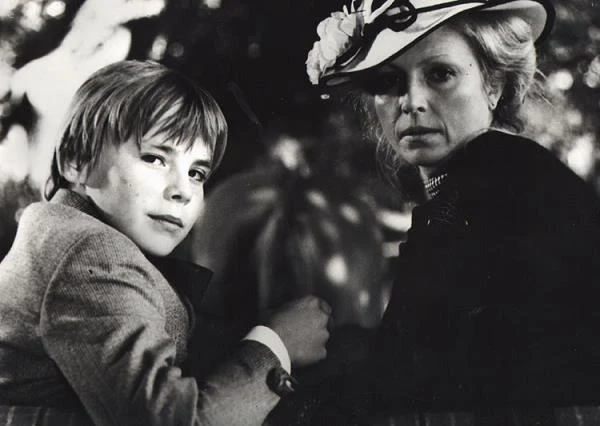 <b>"Dolina Issy" (1982)</b> - na zdjęciu Maciej Mazurkiewicz i Ewa Wiśniewska</br>Akcja filmu toczy się na Litwie pod koniec lat dziesiątych XX wieku, w dolinie na pół mitycznej rzeki Issy. Osią fabularną utworu są losy żyjących tam ludzi - historia małego chłopca Tomaszka, tragicznego w skutkach romansu miejscowego księdza i jego gosposi, nieodwzajemnionej miłości pokojówki Barbarki do swojego pana, postępującego szaleństwa leśnika Baltazara, którego egzystencjalne niepokoje doprowadzają do obłędu i zbrodni. Świat żywych przenika się ze światem zmarłych, a dziejom poszczególnych bohaterów towarzyszą znane z litewskich legend diabły i demony. W rolach głównych wystąpili: Anna Dymna, Maria Pakulnis, Danuta Szaflarska, Ewa Wiśniewska, Edward Dziewoński, Jerzy Kamas. <b>"Dolina Issy" (1982)</b> - na zdjęciu Maciej Mazurkiewicz i Ewa Wiśniewska</br>Akcja filmu toczy się na Litwie pod koniec lat dziesiątych XX wieku, w dolinie na pół mitycznej rzeki Issy. Osią fabularną utworu są losy żyjących tam ludzi - historia małego chłopca Tomaszka, tragicznego w skutkach romansu miejscowego księdza i jego gosposi, nieodwzajemnionej miłości pokojówki Barbarki do swojego pana, postępującego szaleństwa leśnika Baltazara, którego egzystencjalne niepokoje doprowadzają do obłędu i zbrodni. Świat żywych przenika się ze światem zmarłych, a dziejom poszczególnych bohaterów towarzyszą znane z litewskich legend diabły i demony. W rolach głównych wystąpili: Anna Dymna, Maria Pakulnis, Danuta Szaflarska, Ewa Wiśniewska, Edward Dziewoński, Jerzy Kamas.