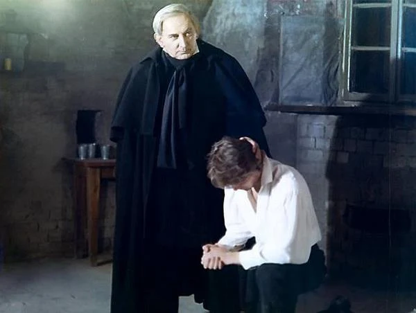 <b>"Lawa" (1989)</b> - na zdjęciu Gustaw Holoubek i Artur Żmijewski</br>Film nosił podtytuł "Opowieść o 'Dziadach' Adama Mickiewicza". "Lawa", której premiera odbyła się 6 listopada 1989 roku, stała się wydarzeniem w świecie artystycznym. Jeszcze w tym samym roku na moskiewskim festiwalu film został wyróżniony Nagrodą Międzynarodowej Federacji Dyskusyjnych Klubów Filmowych. Rok później na XV Festiwalu Polskich Filmów Fabularnych Tadeusz Konwicki odbierał specjalną nagrodę jury za twórczą interpretację "Dziadów". W swoim dramacie reżyser ukazał także czasy współczesne, świat XX wieku, dzisiejszy obraz Warszawy z Pałacem Kultury i Nauki, tłumy podczas spotkania z papieżem, a także okrutne wspomnienia II wojny światowej (getto, Katyń, Oświęcim i powstanie warszawskie). Konrada przedstawił w dwóch postaciach, jako młodzieńca (tę rolę zagrał debiutant Artur Żmijewski) oraz człowieka dojrzałego, obarczonego doświadczeniami tego wszystkiego, co zdarzy się później, człowieka który zna przeznaczenie swego narodu. W roli Konrada w starszym wieku wystąpił Gustaw Holoubek, jego monolog - jak pisali krytycy - to najwyższy poziom gry aktorskiej. <b>"Lawa" (1989)</b> - na zdjęciu Gustaw Holoubek i Artur Żmijewski</br>Film nosił podtytuł "Opowieść o 'Dziadach' Adama Mickiewicza". "Lawa", której premiera odbyła się 6 listopada 1989 roku, stała się wydarzeniem w świecie artystycznym. Jeszcze w tym samym roku na moskiewskim festiwalu film został wyróżniony Nagrodą Międzynarodowej Federacji Dyskusyjnych Klubów Filmowych. Rok później na XV Festiwalu Polskich Filmów Fabularnych Tadeusz Konwicki odbierał specjalną nagrodę jury za twórczą interpretację "Dziadów". W swoim dramacie reżyser ukazał także czasy współczesne, świat XX wieku, dzisiejszy obraz Warszawy z Pałacem Kultury i Nauki, tłumy podczas spotkania z papieżem, a także okrutne wspomnienia II wojny światowej (getto, Katyń, Oświęcim i powstanie warszawskie). Konrada przedstawił w dwóch postaciach, jako młodzieńca (tę rolę zagrał debiutant Artur Żmijewski) oraz człowieka dojrzałego, obarczonego doświadczeniami tego wszystkiego, co zdarzy się później, człowieka który zna przeznaczenie swego narodu. W roli Konrada w starszym wieku wystąpił Gustaw Holoubek, jego monolog - jak pisali krytycy - to najwyższy poziom gry aktorskiej.