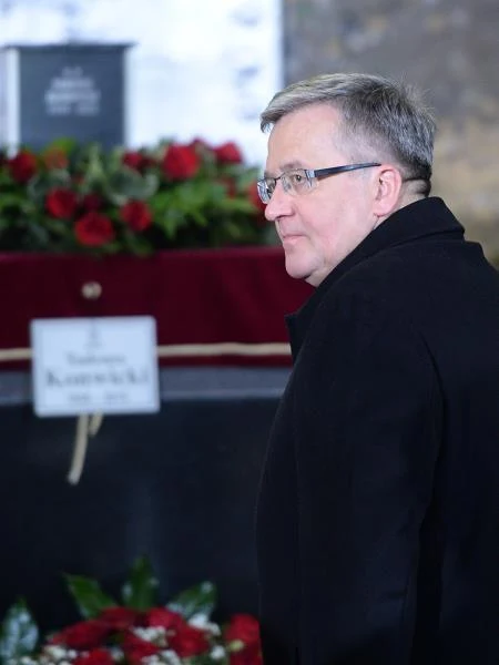 Podczas uroczystości w Domu Pogrzebowym prezydent Bronisław Komorowski przypomniał, że Konwicki był przedstawicielem pokolenia polskiego, które zostało w sposób szczególnie bolesny doświadczone przez los. "Żegnamy człowieka, który sam o sobie mówił, że zawsze był w drodze. Trochę tak jak całe jego pokolenie z Wilna - ciągle w drodze, bez zakorzenienia, w poczuciu, że coś się skończyło, że się straciło małą ojczyznę, że nie można się zakorzenić, że ciągle podlega się jakimś niezwykłym wichrom historii" - mówił prezydent. Podczas uroczystości w Domu Pogrzebowym prezydent Bronisław Komorowski przypomniał, że Konwicki był przedstawicielem pokolenia polskiego, które zostało w sposób szczególnie bolesny doświadczone przez los. "Żegnamy człowieka, który sam o sobie mówił, że zawsze był w drodze. Trochę tak jak całe jego pokolenie z Wilna - ciągle w drodze, bez zakorzenienia, w poczuciu, że coś się skończyło, że się straciło małą ojczyznę, że nie można się zakorzenić, że ciągle podlega się jakimś niezwykłym wichrom historii" - mówił prezydent.