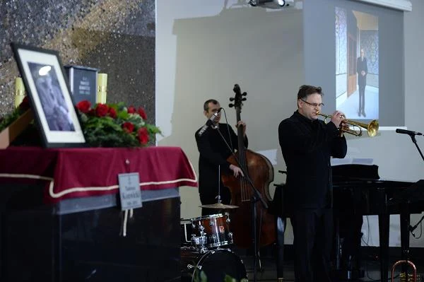 Minister kultury Małgorzata Omilanowska zauważyła, że "we wspomnieniach przyjaciół jawi się on jako osobowość łącząca wrażliwość i mądrość serca, ironię i sarkazm, odwagę i determinację". "Wszystko to określa człowieka szanowanego i kochanego, którego bardzo brakuje już dzisiaj i będzie wielu ludziom brakowało w przyszłości" - oceniła. Jak mówiła, Tadeusz Konwicki pozostawił po sobie dzieła, które jeszcze długo będą kształtowały polską tożsamość i naszą narodową identyfikację. Minister kultury Małgorzata Omilanowska zauważyła, że "we wspomnieniach przyjaciół jawi się on jako osobowość łącząca wrażliwość i mądrość serca, ironię i sarkazm, odwagę i determinację". "Wszystko to określa człowieka szanowanego i kochanego, którego bardzo brakuje już dzisiaj i będzie wielu ludziom brakowało w przyszłości" - oceniła. Jak mówiła, Tadeusz Konwicki pozostawił po sobie dzieła, które jeszcze długo będą kształtowały polską tożsamość i naszą narodową identyfikację.