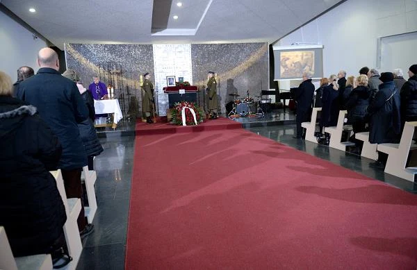 Prezes Stowarzyszenia Filmowców Polskich Jacek Bromski podkreślił, że Tadeusz Konwicki był jednym z najwybitniejszych artystów tego pokolenia. "Był przede wszystkim artystą stylistycznie jednorodnym i konsekwentnym. Zarówno w literaturze, jak i w filmie. Dla nas był legendą - w czasach licealnych, studenckich wyczekiwaliśmy na jego książki i filmy. Było wręcz nie do pomyślenia, żeby jego nowej książki nie przeczytać czy nie zobaczyć nowego filmu. To były rzeczy bardzo osobiste w treści, ale dla nas uniwersalne, a zarazem formalnie bardzo atrakcyjne, nowoczesne, oryginalne" - mówił Bromski. Prezes Stowarzyszenia Filmowców Polskich Jacek Bromski podkreślił, że Tadeusz Konwicki był jednym z najwybitniejszych artystów tego pokolenia. "Był przede wszystkim artystą stylistycznie jednorodnym i konsekwentnym. Zarówno w literaturze, jak i w filmie. Dla nas był legendą - w czasach licealnych, studenckich wyczekiwaliśmy na jego książki i filmy. Było wręcz nie do pomyślenia, żeby jego nowej książki nie przeczytać czy nie zobaczyć nowego filmu. To były rzeczy bardzo osobiste w treści, ale dla nas uniwersalne, a zarazem formalnie bardzo atrakcyjne, nowoczesne, oryginalne" - mówił Bromski.
