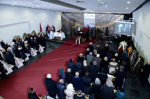 Konwicki wyreżyserował również "Dolinę Issy" na podstawie powieści Czesława Miłosza i "Lawę" według "Dziadów" Adama Mickiewicza. Był ponadto autorem filmowych scenariuszy m.in. do dzieł Jerzego Kawalerowicza "Matka Joanna od Aniołów" (1961) i "Faraon" (1966) oraz do "Jowity" Janusza Morgensterna (1967). W latach 1956-1968 był kierownikiem literackim Zespołu Filmowego "Kadr". Zmarł 7 stycznia w Warszawie. Miał 88 lat. Konwicki wyreżyserował również "Dolinę Issy" na podstawie powieści Czesława Miłosza i "Lawę" według "Dziadów" Adama Mickiewicza. Był ponadto autorem filmowych scenariuszy m.in. do dzieł Jerzego Kawalerowicza "Matka Joanna od Aniołów" (1961) i "Faraon" (1966) oraz do "Jowity" Janusza Morgensterna (1967). W latach 1956-1968 był kierownikiem literackim Zespołu Filmowego "Kadr". Zmarł 7 stycznia w Warszawie. Miał 88 lat.