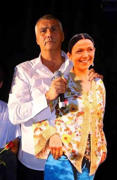 Krzysztof Krauze z tekturową makietą postaci Joanny Kos-Krauze podczas premiery "Placu Zbawiciela" - fot. Piotr Fotek