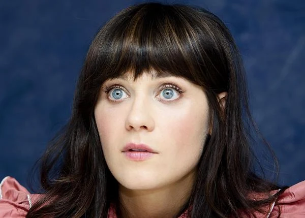 Zooey Deschanel mogłaby bez problemu pozować do obrazów Margaret Keane (film o artystce w reżyserii Tima Burtona wciąż można zobaczyć w kinach), która zasłynęła intrygującymi portretami kobiet o tajemniczych, wielkich i bardzo smutnych oczach.