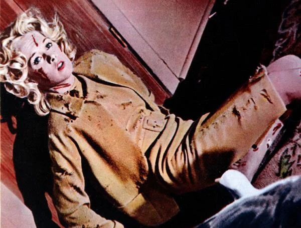 Dla Hedren najtrudniejszą była scena, gdy jej postać wpada w pułapkę w pokoju na poddaszu. Hitchcock zdecydował, że przy jej kręceniu zostaną wykorzystane żywe zwierzęta. Scena, która na ekranie trwa zaledwie minutę, wymagała tygodnia bardzo męczących zdjęć. "W czwartek byłam bardzo zdenerwowana. W piątek leżałam na podłodze, a ptaki były przywiązane do mnie na elastycznych nitkach, które wychodziły z dziurek w moim ubraniu. Jeden z ptaków skaleczył mnie w oko i wtedy nie wytrzymałam. Po prostu usiadłam i rozpłakałam się" - wspominała Hedren - fot. Mary Evans Picture Library