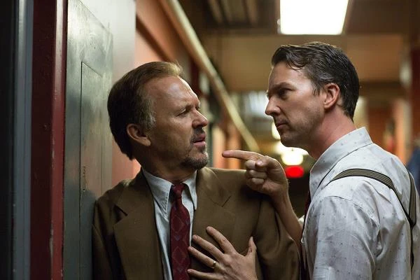 Michael Keaton i Edward Norton w scenie z filmu "Birdman"