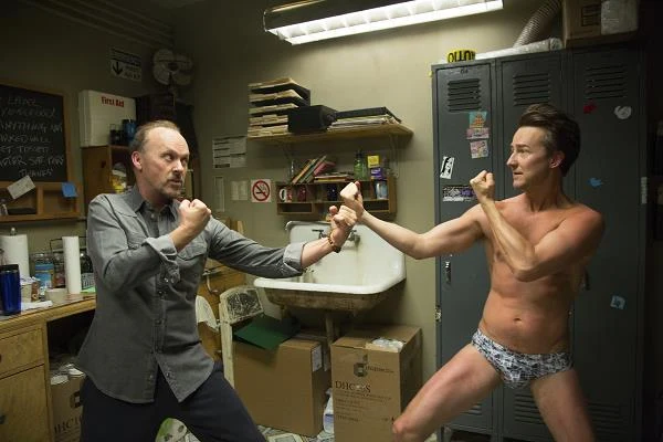 Michael Keaton i Edward Norton w scenie z filmu "Birdman"