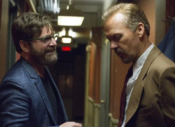 Zach Galifianakis i Michael Keaton w scenie z filmu "Birdman"